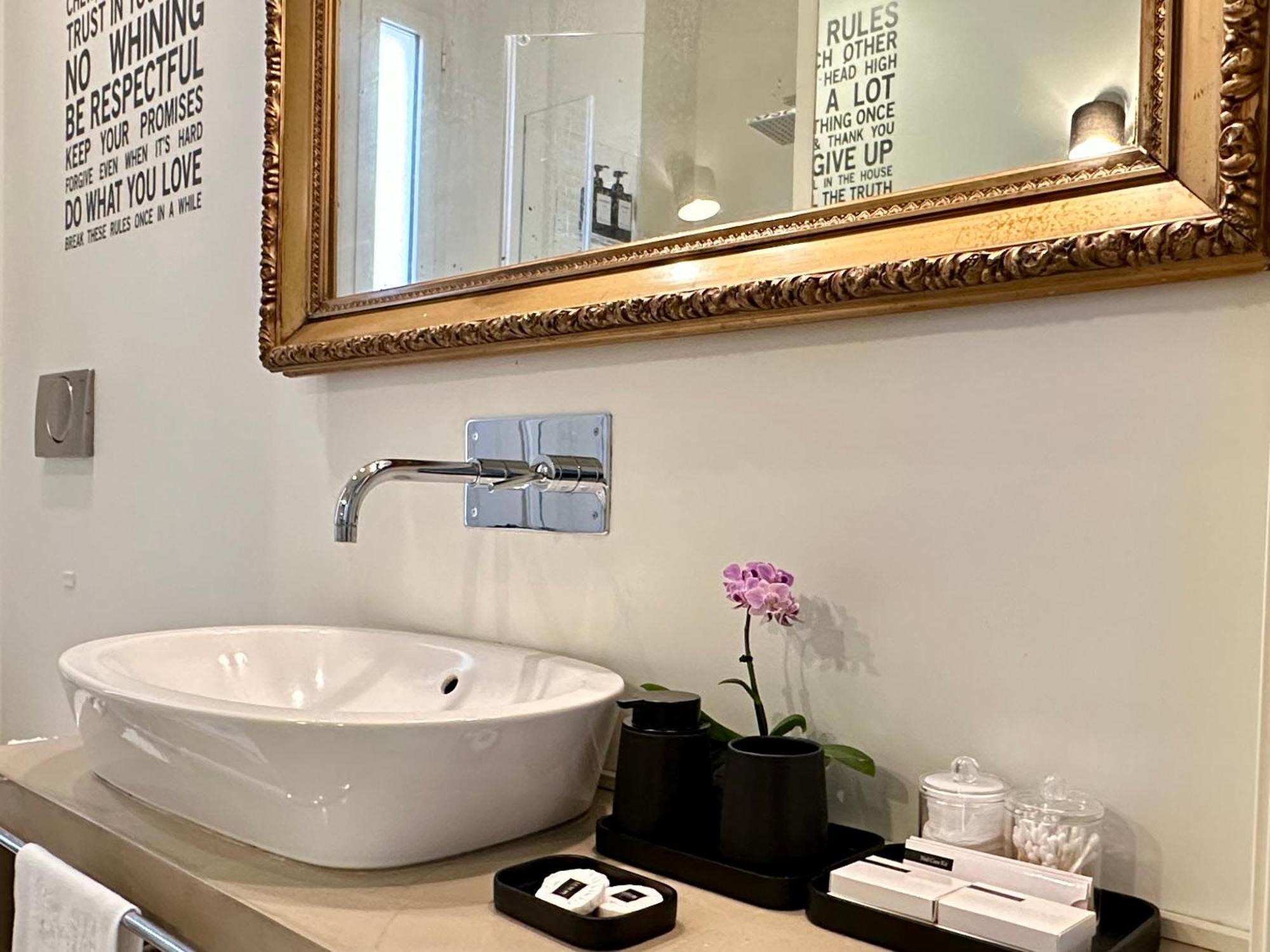 Lily Pads -Elegant Apartment- In The City Center Милано Екстериор снимка