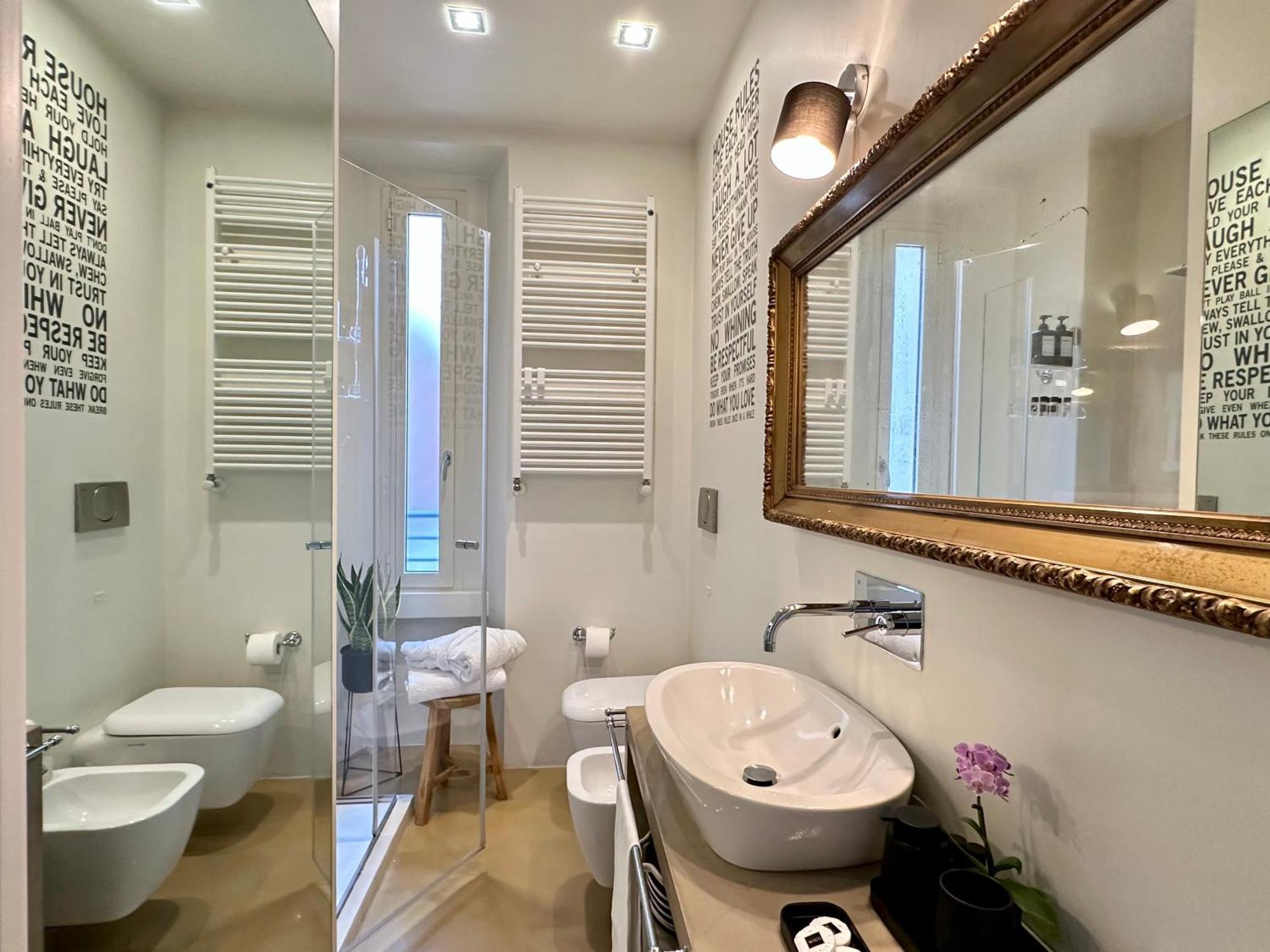 Lily Pads -Elegant Apartment- In The City Center Милано Екстериор снимка